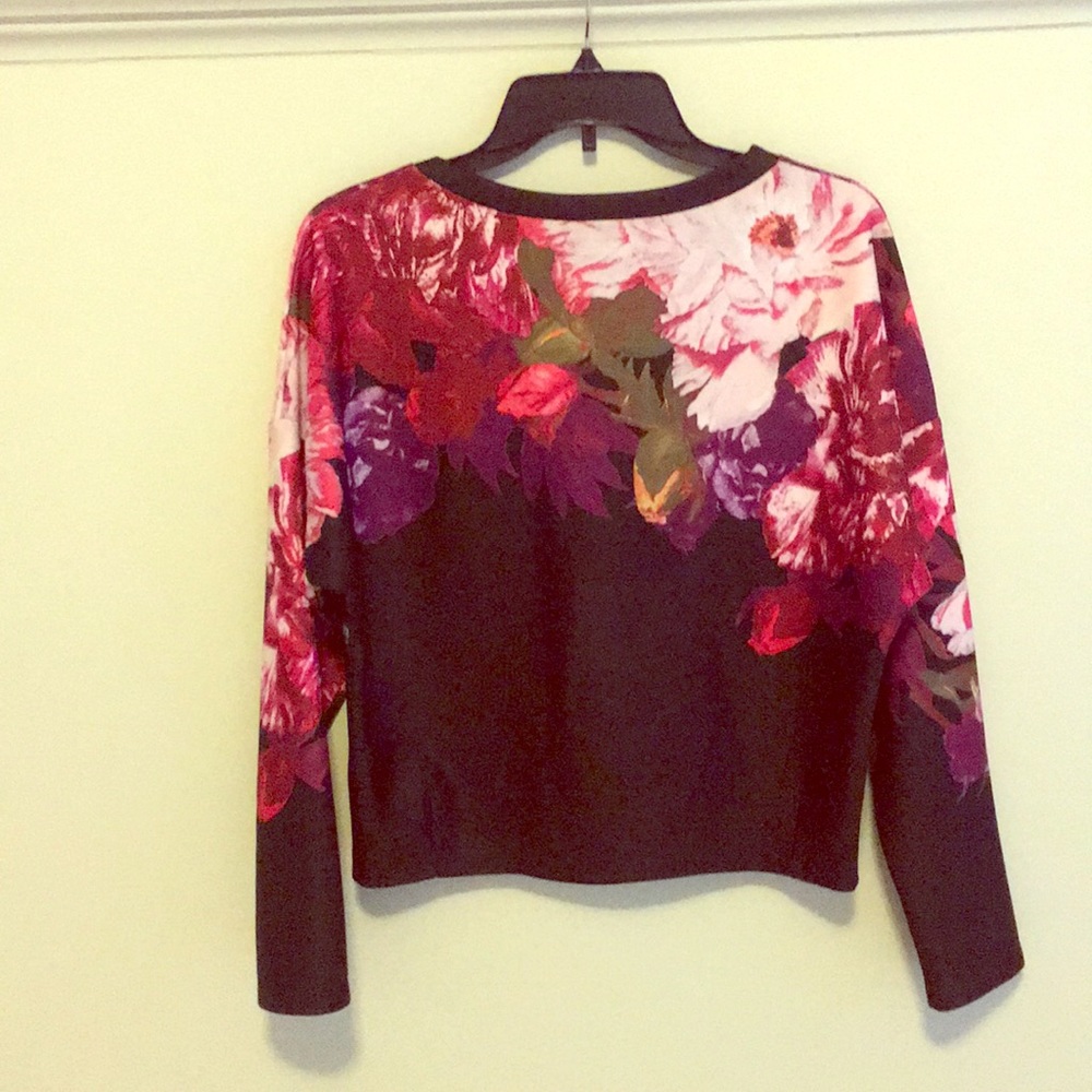 Flowered Top - Picture 3 of 3